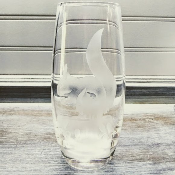 SQUIRREL GLASS VASE*HAND BLOWN W/ETCHED SQUIRREL ON TREE STUMP. - Picture 2 of 5